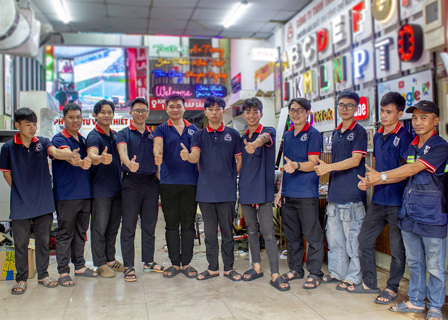 Đội ngũ làm bảng hiệu alu chữ mica Led Sun