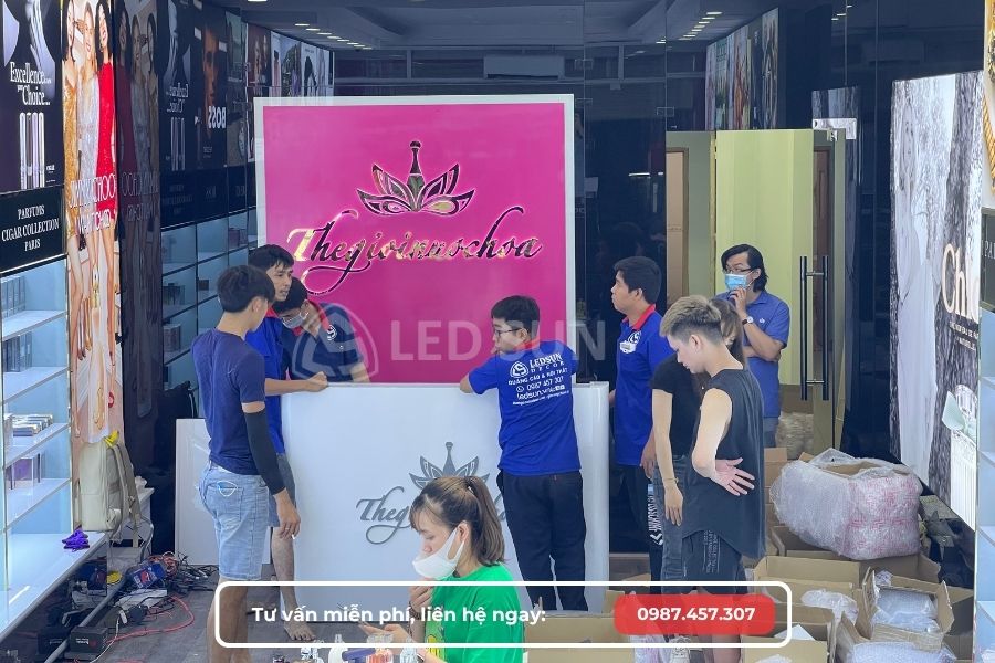 thi công shop nước hoa