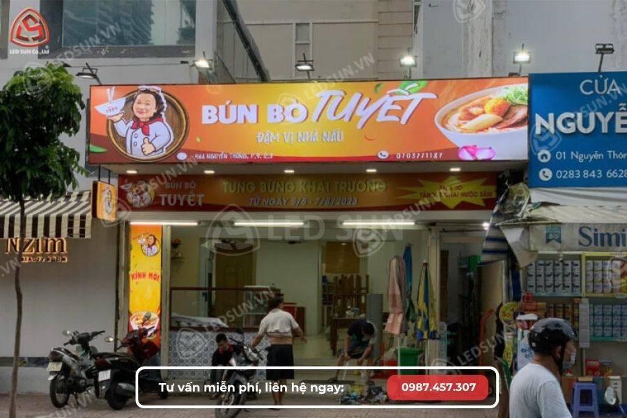 Bảng hiệu quán bún bò Tuyết