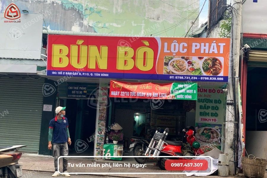 Bảng hiệu quán bún bò Lộc Phát