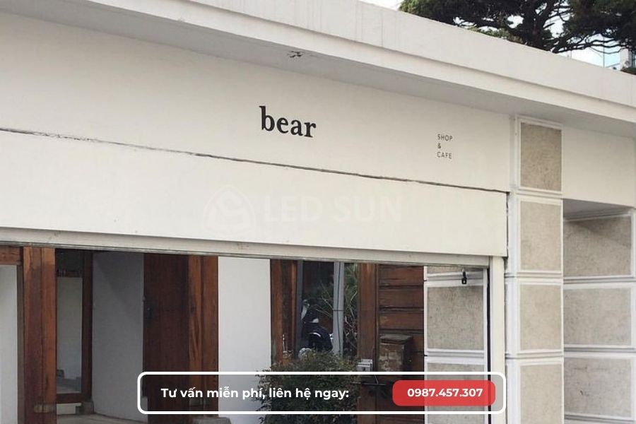 bảng hiệu shop quần áo phong cách tối giản