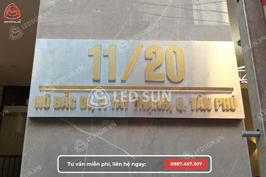 Chi phí làm biển số nhà phụ thuộc vào nhiều yếu tố như kích thước và độ phức tạp của thiết kế.