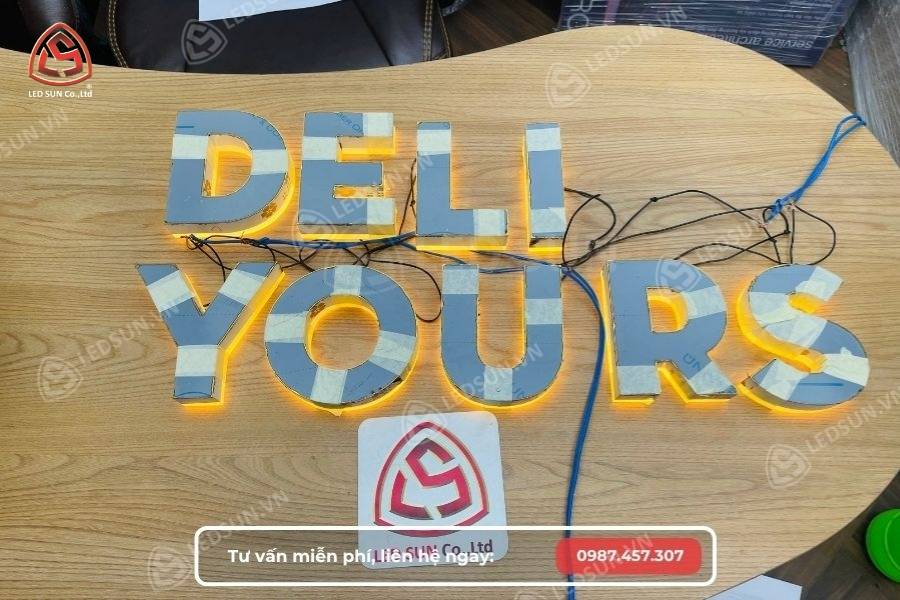 Chữ inox trắng gương chân mica cháo sáng đèn