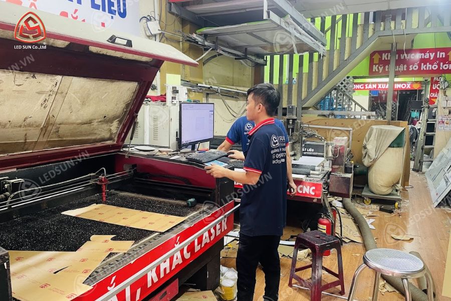 Các yếu tố ảnh hưởng đến giá làm biển số nhà Quận 11