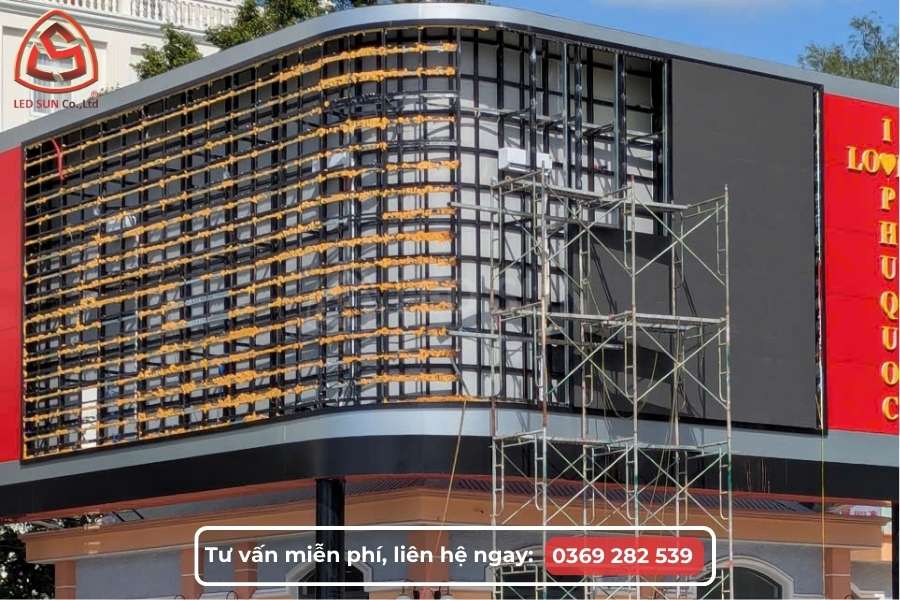 Dự án thi công màn hình LED ngoài trời mặt tiền cong