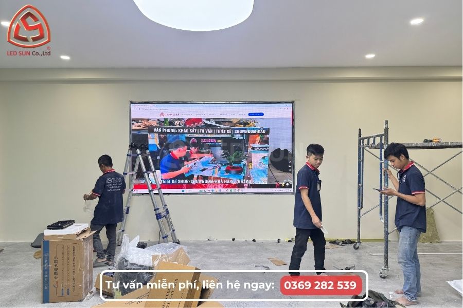 Màn hình LED trong nhà được Led Sun lắp đặt tại phòng họp doanh nghiệp, hiển thị trình chiếu slide và video chất lượng cao.