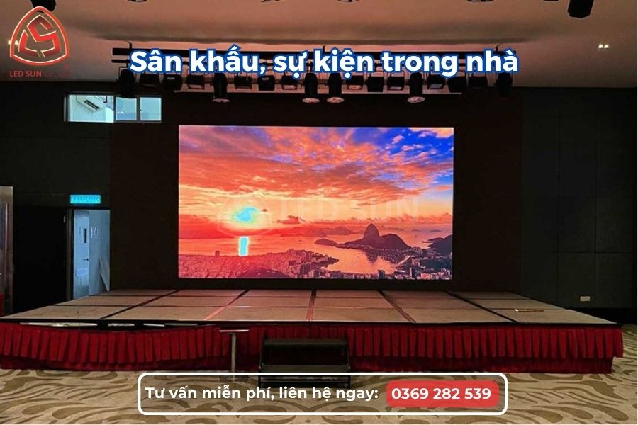 Màn hình LED trong nhà lắp trên sân khấu sự kiện, trình chiếu video, hình ảnh sống động cho khán giả.